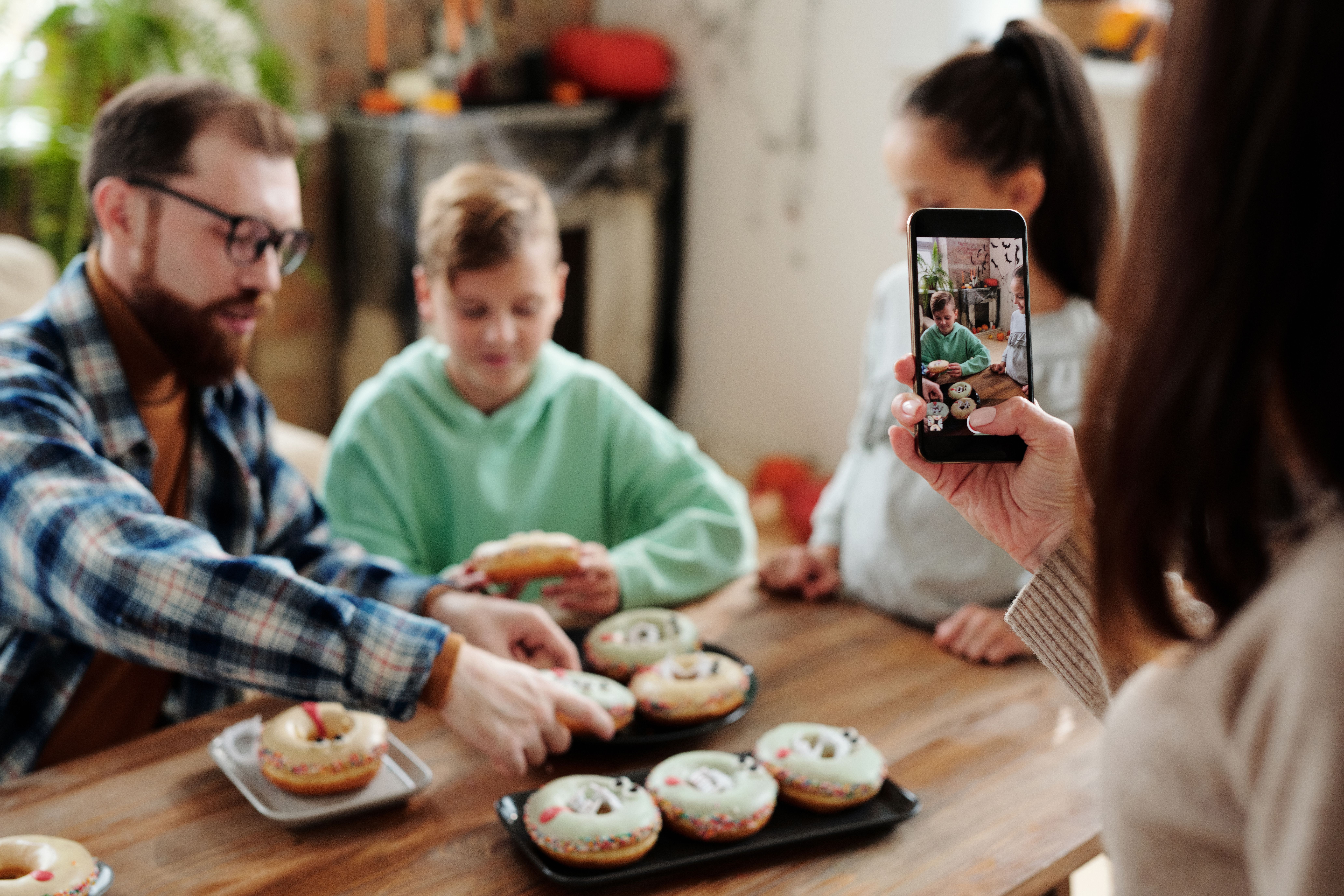 Customer engagement through restaurant social media management